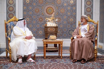 Su Majestad el Sultán recibe al Gobernante del Emirato de Al Sharjah