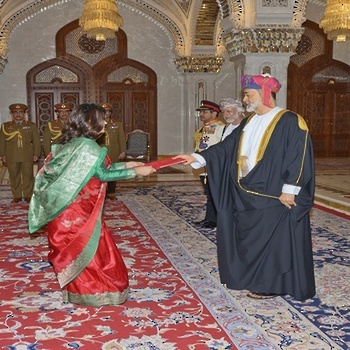 Sa Majesté le Sultan reçoit les lettres de créance de l’ambassadrice de la République du Népal