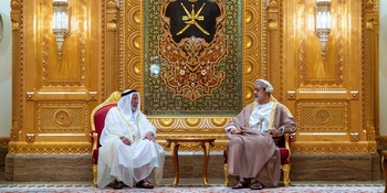 Su Majestad el Sultán recibe al Gobernante del Emirato de Al Sharjah