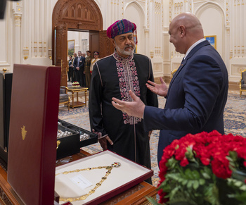 Su Majestad el Sultán recibe al Presidente del Líbano