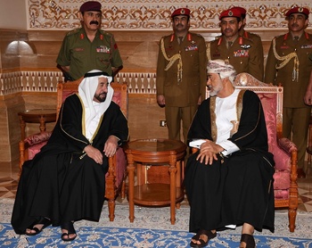 Su Majestad el Sultán recibe al Gobernante del Emirato de Al Sharjah