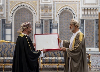 Seine Majestät der Sultan verleiht den Orden der Höchsten Ehre an Seine Exzellenz Sayyid Khalid bin Hilal Al Busaidi, Minister des Diwans des Königlichen Hofes 