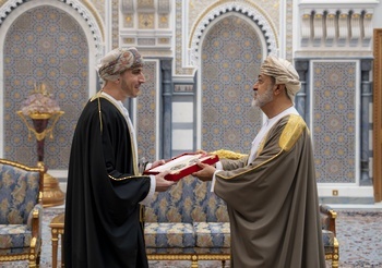 Seine Majestät der Sultan verleiht den Orden Al Rusukh (zweite Klasse)