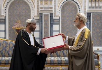 Seine Majestät der Sultan verleiht Seiner Exzellenz General Said bin Ali Al Hilali, Leiter des Inneren Sicherheitsdienstes, den Zivilorden Oman, Erste Klasse