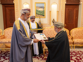 Sa Majesté le Sultan décerne l’Ordre de l’Éloge sultanien de première classe au Ministre retraité Mohammed bin Ali bin Nasser Al Alawi