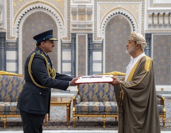 Sa Majesté le Sultan accorde l’Ordre militaire d’Oman de deuxième classe au général pilote Khamis bin Hammad Al Ghafri, commandant de l’Armée de l’air royale d’Oman