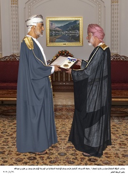 Sa Majesté le Sultan a conféré l’Ordre de l’Éloge sultanien de première classe au Ministre retraité Youssef bin Alawi bin Abdullah