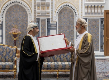 Sa Majesté le Sultan décerne l’Ordre du Très Grand Honneur à Son Excellence Sayyid Hamoud bin Faisal Al Busaidi, Ministre de l’Intérieur