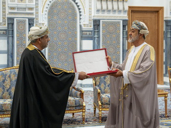 Sa Majesté le Sultan accorde l’Ordre civil d’Oman de deuxième classe à Son Excellence Dr Saïd bin Mohammed Al Suqri, ministre de l’Économie