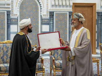 Sa Majesté le Sultan accorde l’Ordre civil d’Oman de deuxième classe à Son Excellence le Dr Mohammed bin Saïd Al Maamari, ministre des Affaires religieuses et des Wakfs