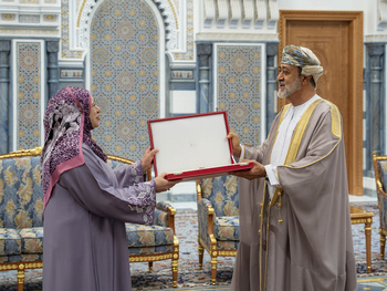 Sa Majesté le Sultan accorde l’Ordre civil d’Oman de deuxième classe à Son Excellence Dr Rahma bint Ibrahim Al Mahrouqi, ministre de l’Enseignement supérieur, de la Recherche scientifique et de l’Innovation