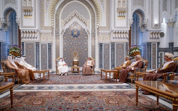 Sa Majesté le Sultan reçoit Son Altesse le Souverain de l’Émirat de Charjah