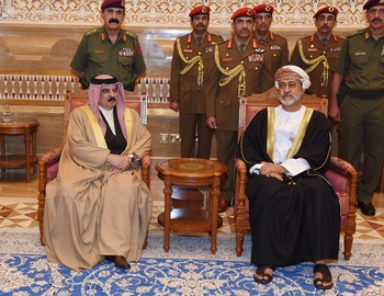 Sa Majesté le Sultan reçoit le Roi de Bahreïn