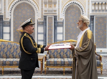 Sa Majesté le Sultan accorde l’Ordre militaire d’Oman de deuxième classe au général de marine Ali bin Abdullah Al Sheidi, commandant du Collège de défense nationale