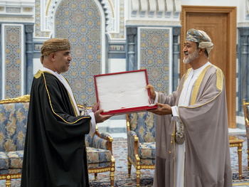 Sa Majesté le Sultan accorde l’Ordre civil d’Oman de deuxième classe à Son Excellence Dr Khalfan bin Saïd Al Shuaili, ministre du Logement et de l’Urbanisme