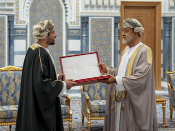 Sa Majesté le Sultan accorde l’Ordre civil d’Oman de deuxième classe à Son Excellence Qais bin Mohammed Al Yousuf, ministre du Commerce, de l’Industrie et de la Promotion de l’Investissement