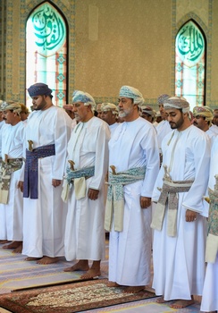 Sa Majesté le Sultan accomplit la prière de l’Aïd al Fitr à la mosquée Al Zulfa, le 2/5/2022