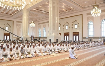 Sa Majesté le Sultan accomplit la prière de l’Aïd al Fitr à la mosquée Sayida Fatima bint Ali, dans la wilaya de Seeb, le 10/4/2024