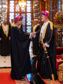 Sa Majesté le Sultan accomplit la prière de l’Aïd al Fitr à la mosquée Al Khawr, le 22/4/2023