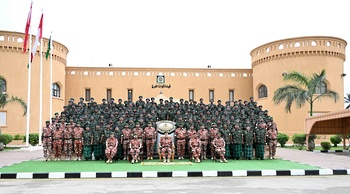 Sa Majesté le Commandant suprême effectue une visite au Commandement des forces des divisions