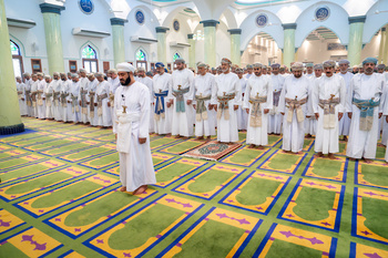 Sa Majesté le Sultan accomplit la prière de l’Aïd al Adha à la mosquée Sayid Tarik bin Taimur, dans la wilaya de Seeb, le 28/6/2023