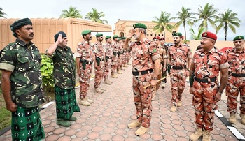 Sa Majesté le Commandant suprême effectue une visite au Commandement des forces des divisions
