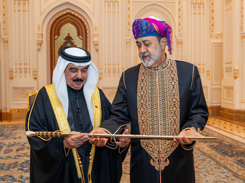 Seine Majestät Sultan Haitham bin Tarik empfängt Seine Majestät König Hamad bin Isa Al Khalifa, König des Königreichs Bahrain
