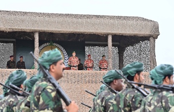 Sa Majesté le Commandant suprême effectue une visite au Commandement des forces des divisions