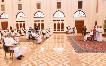 Sa Majesté le Sultan rencontre les cheikhs des wilayas du gouvernorat de la Sharqiyah Sud