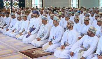 Sa Majesté le Sultan accomplit la prière de l’Aïd al Fitr à la mosquée Al Zulfa, le 2/5/2022