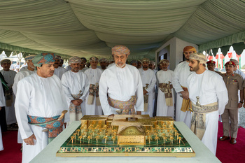 Sa Majesté le Sultan pose la première pierre du projet du Complexe culturel Sayyid Tarik bin Taimur