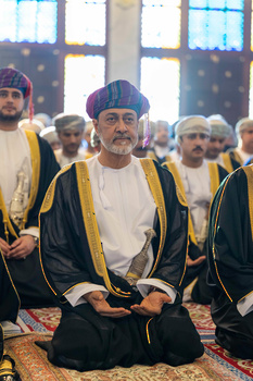 Sa Majesté le Sultan accomplit la prière de l’Aïd al Fitr à la mosquée Al Khawr, le 22/4/2023