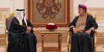 Seine Majestät Sultan Haitham bin Tarik empfängt Seine Majestät König Hamad bin Isa Al Khalifa, König des Königreichs Bahrain