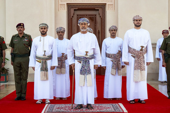 Sa Majesté le Sultan accomplit la prière de l’Aïd al Fitr à la mosquée Sayida Fatima bint Ali, dans la wilaya de Seeb, le 10/4/2024