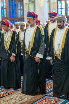 Sa Majesté le Sultan accomplit la prière de l’Aïd al Fitr à la mosquée Al Khawr, le 22/4/2023