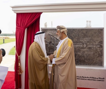 Sa Majesté le Sultan préside l’ouverture du projet de la raffinerie de Duqm en présence de Son Altesse l’Émir de l’État du Koweït