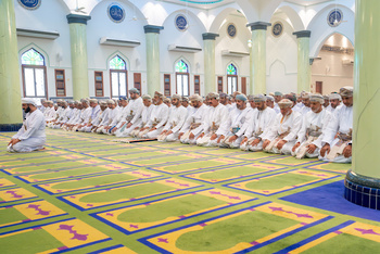 Sa Majesté le Sultan accomplit la prière de l’Aïd al Adha à la mosquée Sayid Tarik bin Taimur, dans la wilaya de Seeb, le 28/6/2023