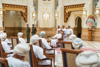 Sa Majesté le Sultan rencontre un certain nombre de cheikhs des gouvernorats de Mascate, d’Al Batinah Sud et de Musandam au Palais Al Alam