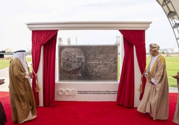 Sa Majesté le Sultan préside l’ouverture du projet de la raffinerie de Duqm en présence de Son Altesse l’Émir de l’État du Koweït