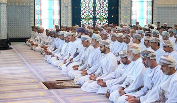 Sa Majesté le Sultan accomplit la prière de l’Aïd al Fitr à la mosquée Al Zulfa, le 2/5/2022