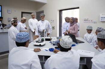 Visite de Sa Majesté le Sultan à l’école Sultan Faisal bin Turki pour garçons dans la wilaya d’Al Amarat