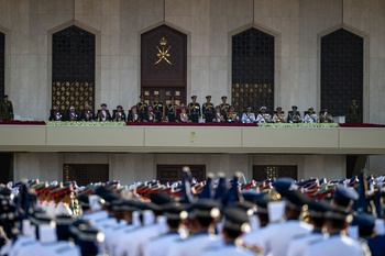 Sa Majesté le Sultan, Commandant suprême, place sous son haut patronage le grand défilé militaire à l’occasion de la glorieuse Fête nationale