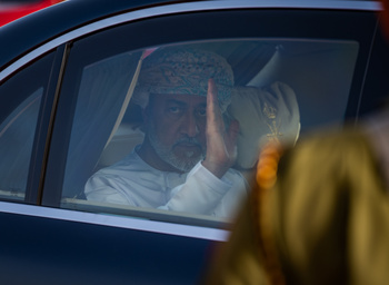 Sa Majesté le Sultan accomplit la prière de l’Aïd al Fitr à la mosquée Al Zulfa, le 2/5/2022