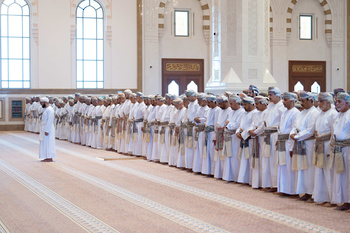 Sa Majesté le Sultan accomplit la prière de l’Aïd al Fitr à la mosquée Sayida Fatima bint Ali, dans la wilaya de Seeb, le 10/4/2024