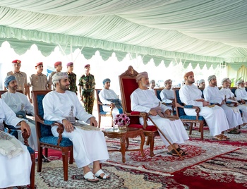 Sa Majesté le Sultan pose la première pierre du projet du Complexe culturel Sayyid Tarik bin Taimur