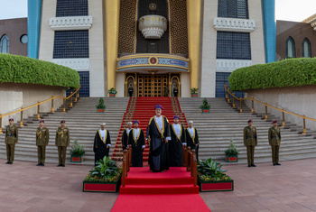 Sa Majesté le Sultan accomplit la prière de l’Aïd al Fitr à la mosquée Al Khawr, le 22/4/2023