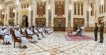 Sa Majesté le Sultan rencontre un certain nombre de cheikhs des gouvernorats de Mascate, d’Al Batinah Sud et de Musandam au Palais Al Alam