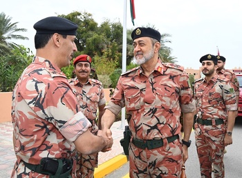 Sa Majesté le Commandant en chef honore d’une visite les véhicules blindés du Sultan d’Oman