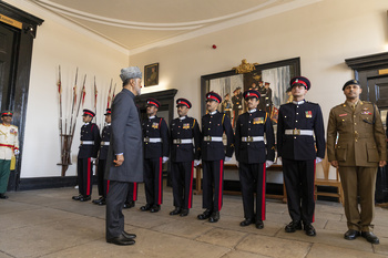 Sa Majesté le Sultan accorde son haut et bienveillant patronage à la cérémonie de remise des diplômes des officiers de l’Académie de Sandhurst