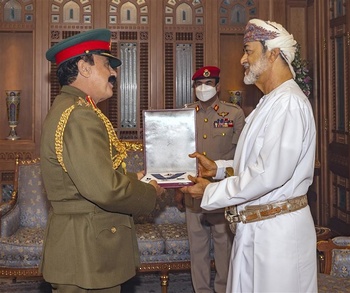 Seine Majestät der Sultan verleiht den Militärorden Oman dritter Klasse
